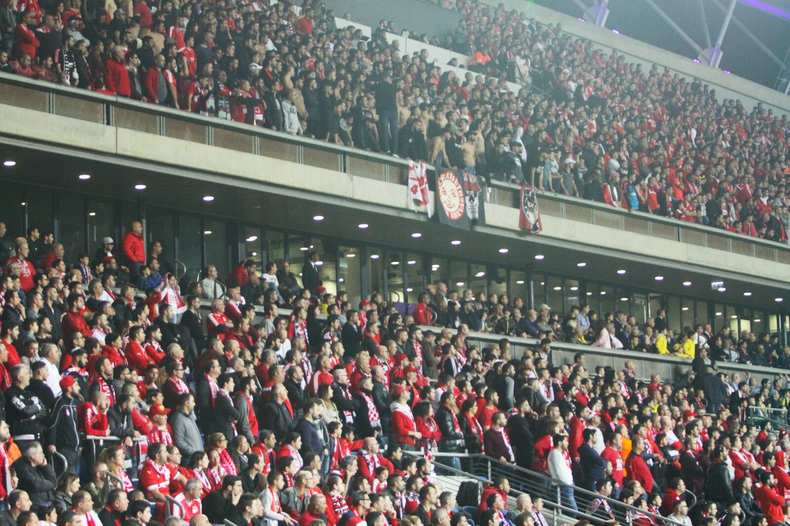 יציע מערבי אדום בנתניה. אוהדי באר שבע שולטים באיצטדיון (צילום: בן בודה)